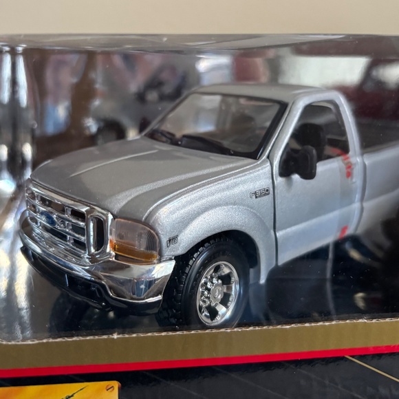 Maisto 1:24 Series Ford F350 and 1948 Ford F1 - Picture 3 of 6